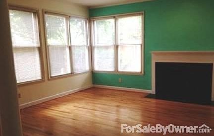 Living Room, lots of windows : Good natural light