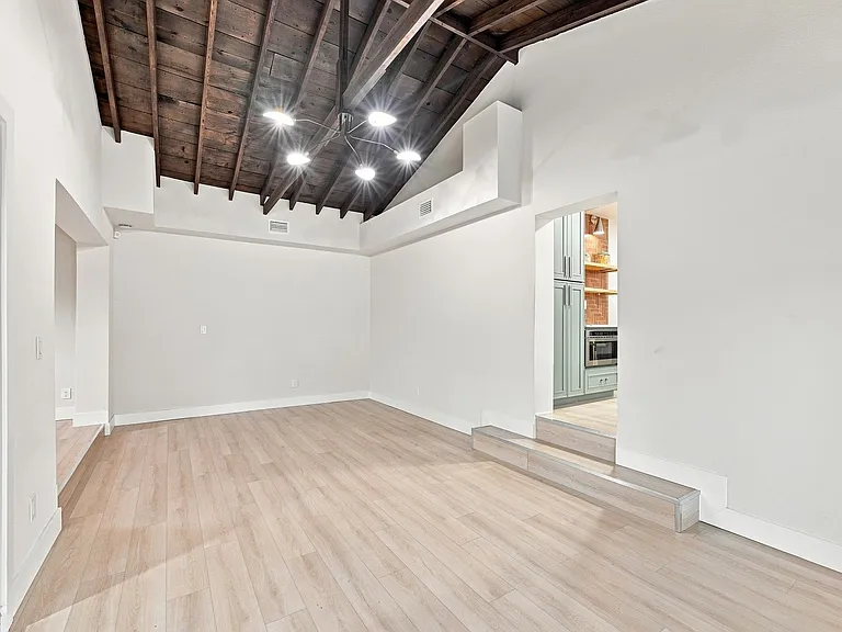 1161 Howard St — Photo 35