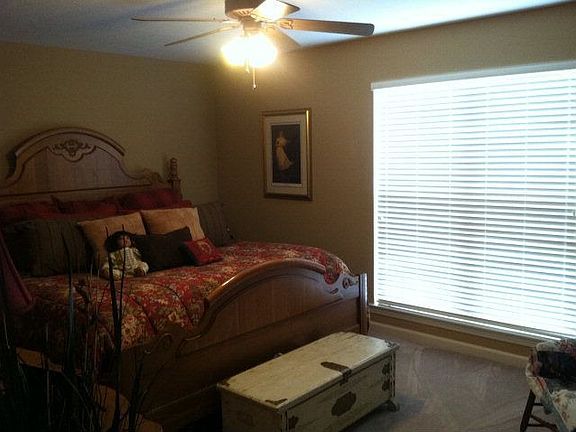 5th image of 556 Imperial Dr