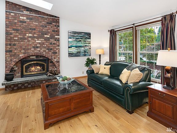 Formal living gas fireplace that heats room