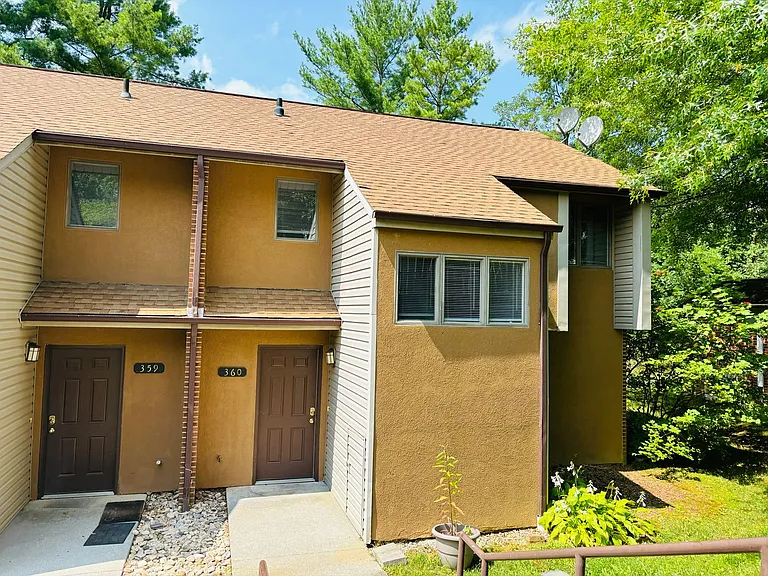 360 Shenandoah Cir — Photo 1