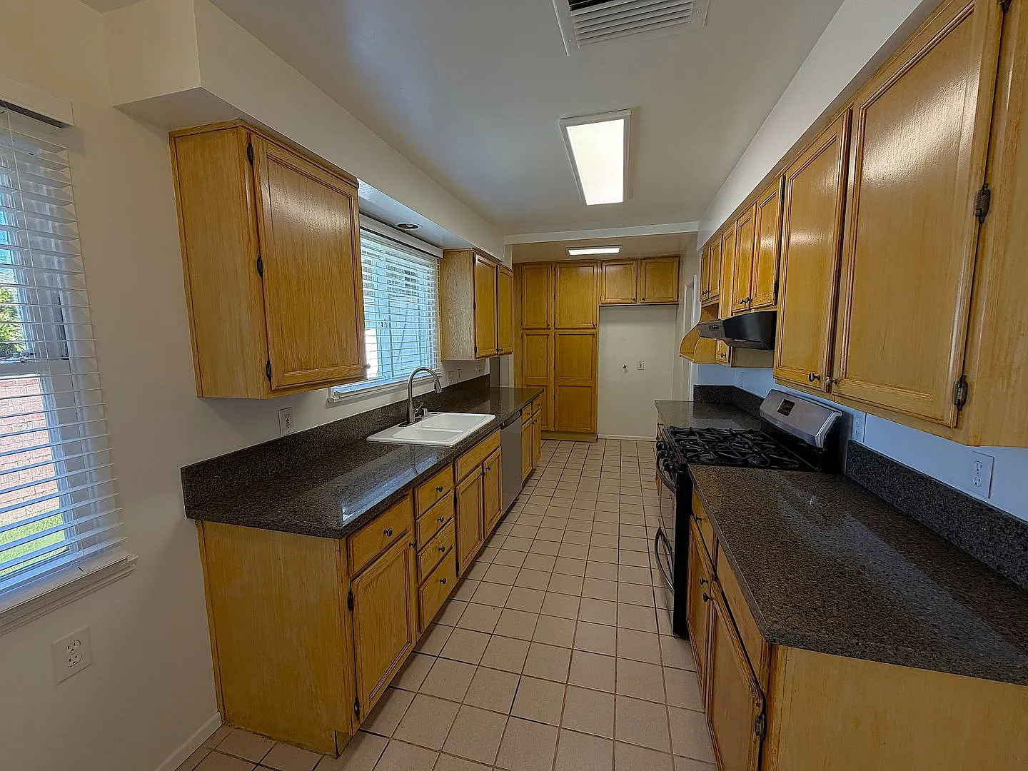 Gorgeous 4bed/2bth Single Family Home In Quiet Area Of Granada Hills — Photo 4
