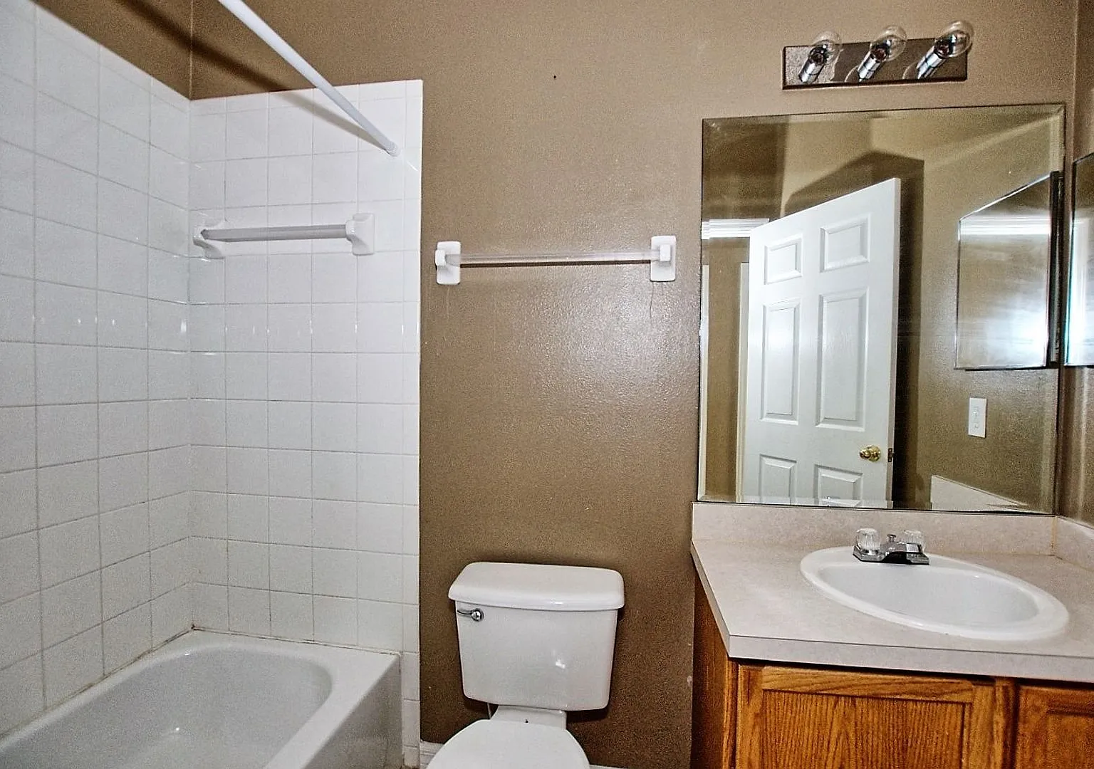 Eastwood Home - Gated neighborhood — Photo 4