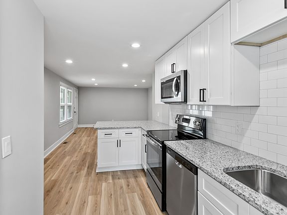 4th image of 2402 E 3rd St #B