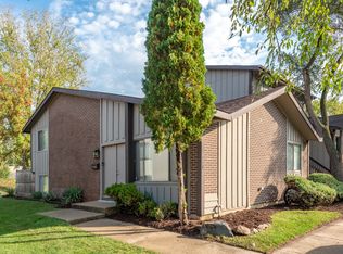 730 Circle Dr, Roselle, IL 60172