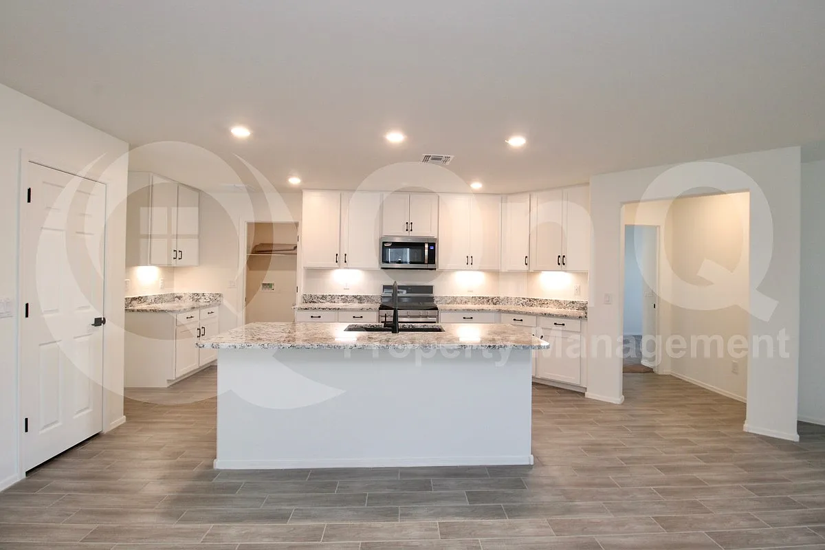 3 bed, 2.0 bath, 1888 sqft, $1,990 — Photo 3