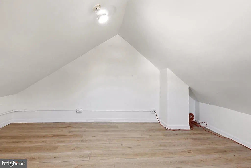 3 bed, 1.0 bath, 1250 sqft, $2,250 — Photo 3