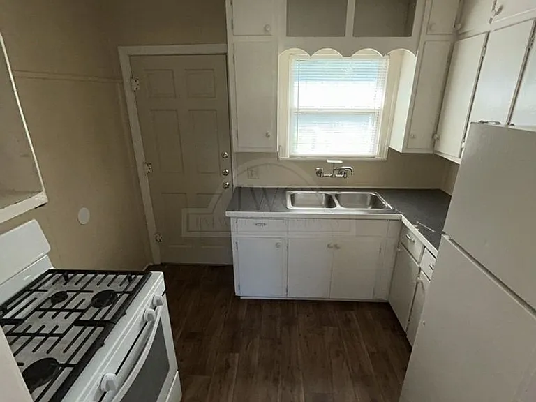 1102 Stewart St — Photo 5