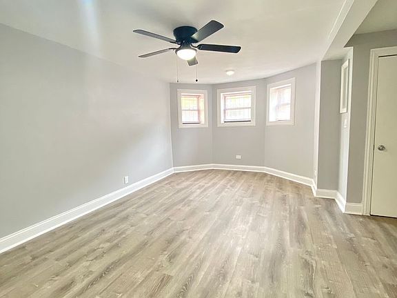 4th image of 906 W Montrose Ave #B