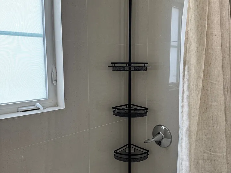 - Shower & Tub