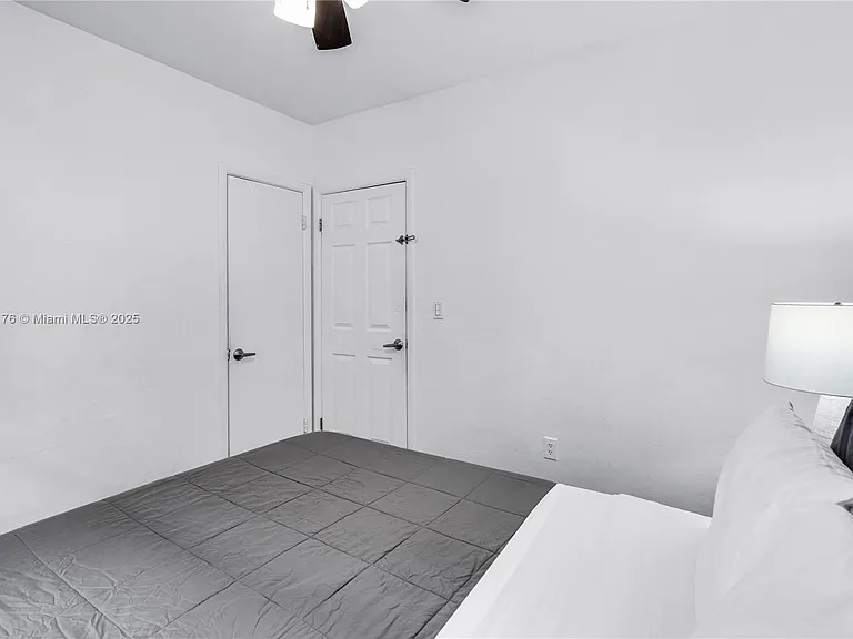 975 SW 10th St — Photo 2