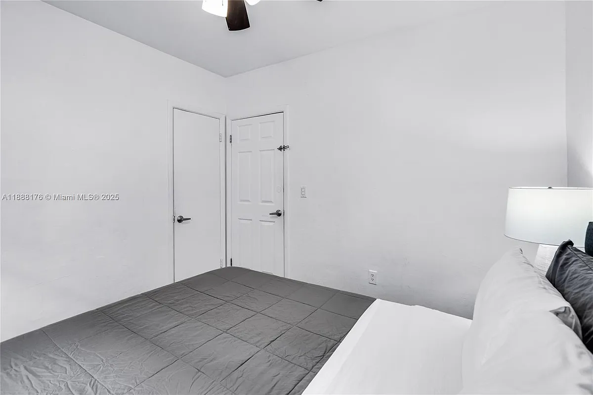 Building Photo - 975 SW 10th St