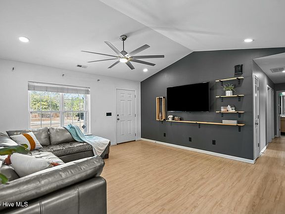 3rd image of 8614 Heirloom Drive NE