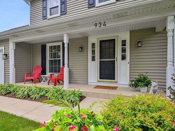 2nd image of 934 Lewis Pl
