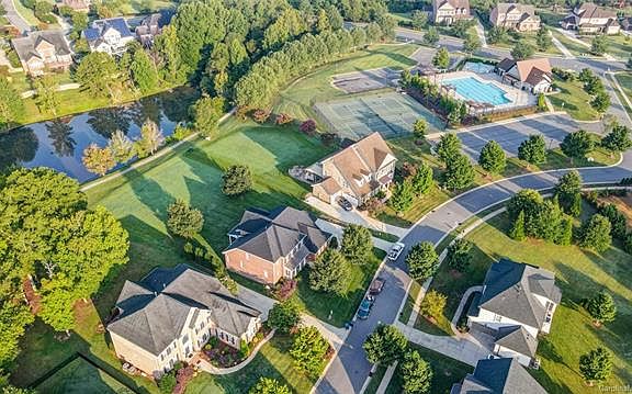 3rd image of 908 Oleander Ln