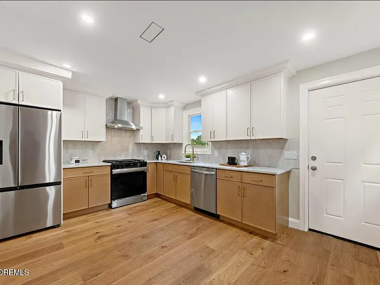 824 Dunlewy St — Photo 9