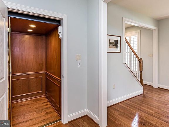 4th image of 2611 Queensland Dr