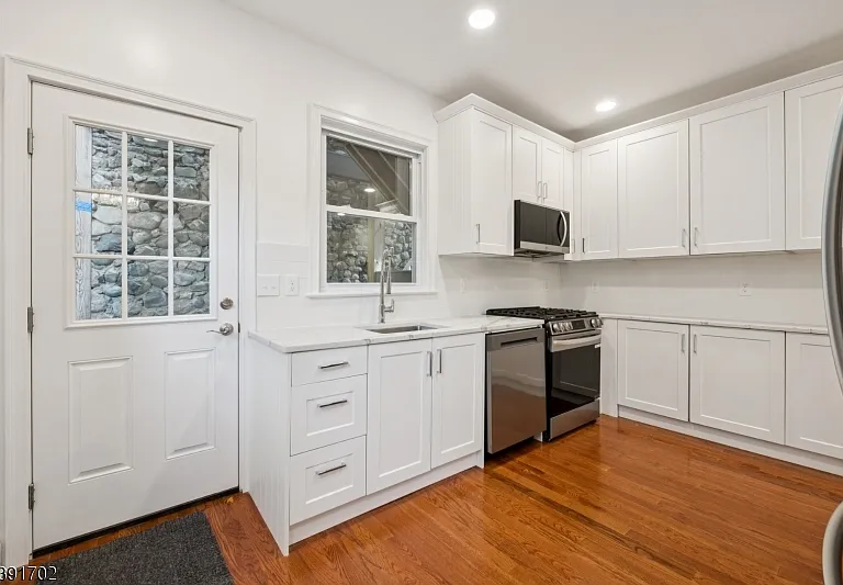 915 Main St #2R — Photo 3