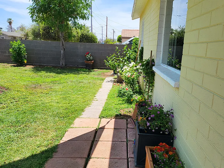 1040 N 27th Pl — Photo 106