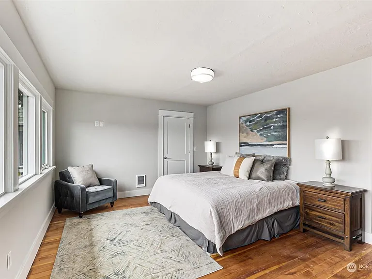 4541 5th Ave NE — Photo 13