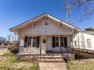 620 S 11th St, Clinton, OK 73601