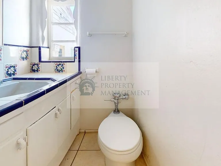 1725 W F St — Photo 12