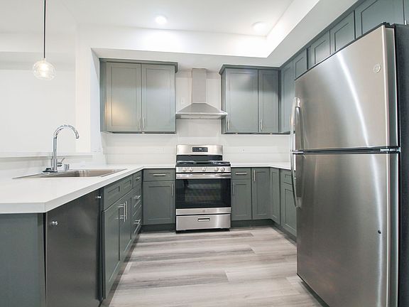 4th image of 13713 Oxnard St #205