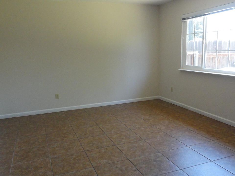 2nd image of 630 Robin Ln