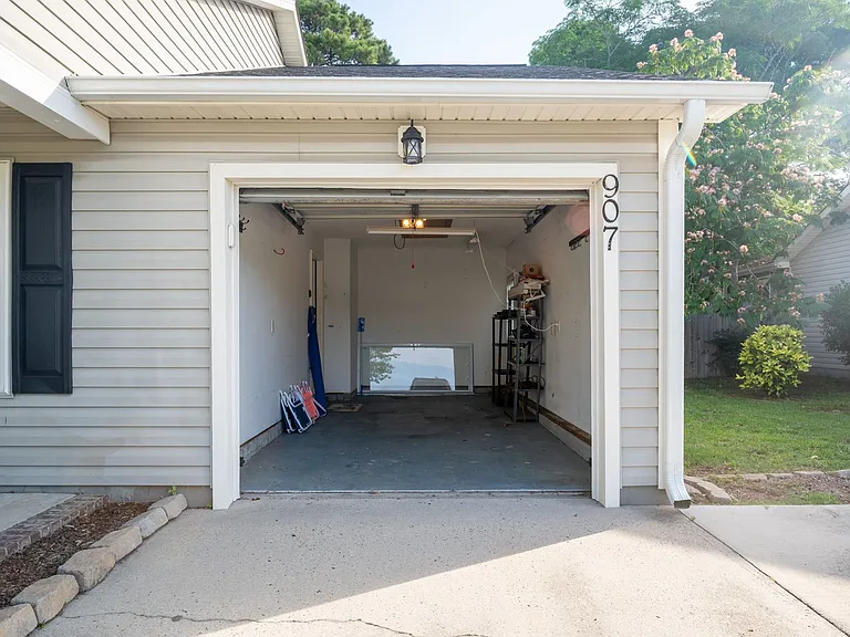 907 Brewster Ln — Photo 18