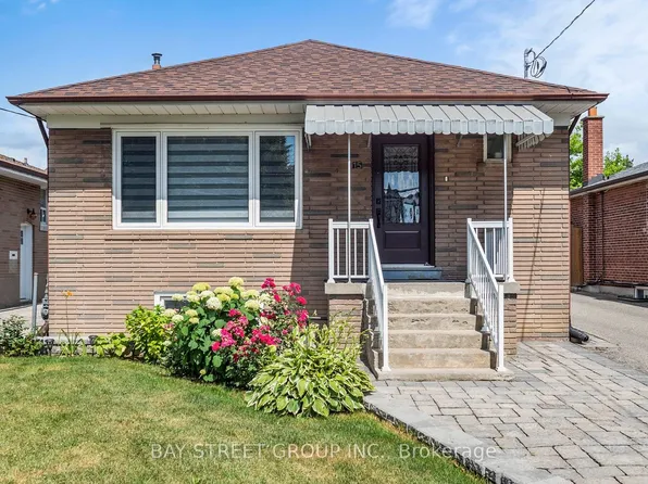 15 Macleod St, Toronto, ON M6L 2M7