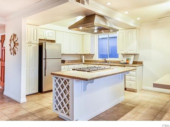 Large island with Viking appliances
