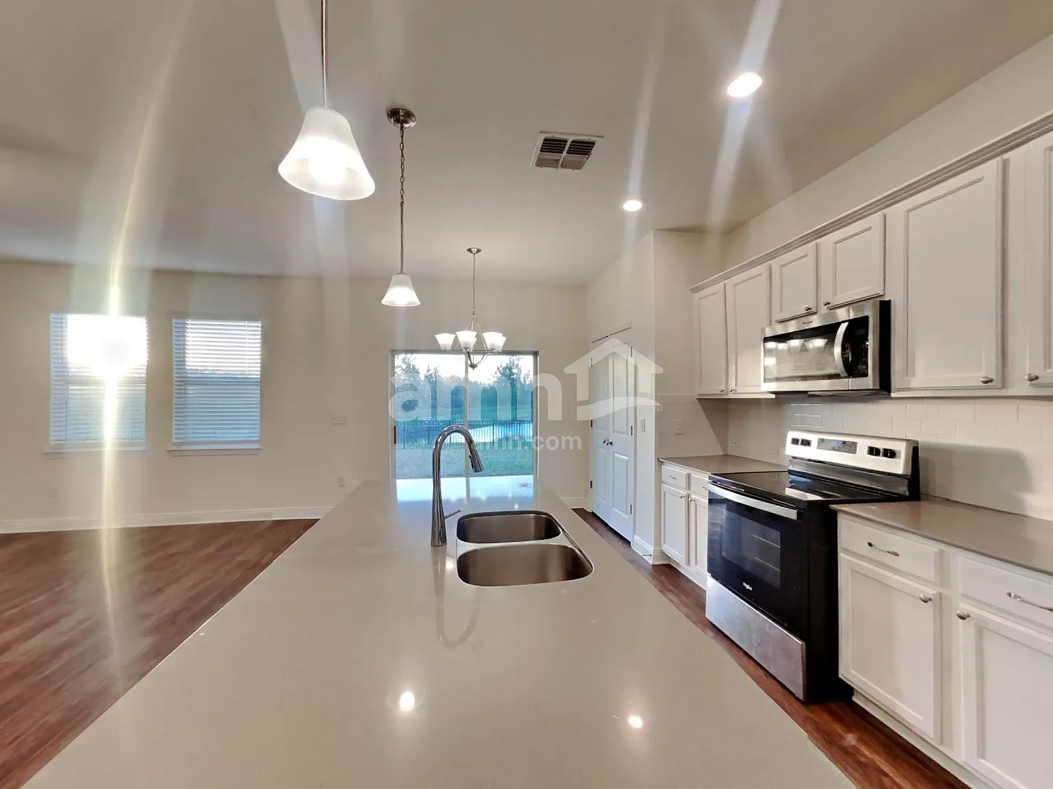 4 bed, 2.5 bath, 1977 sqft, $2,635 — Photo 2