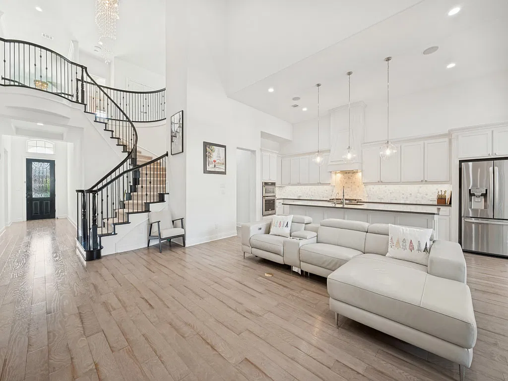 4 bed, 3413 sqft, $4,100 — Photo 2