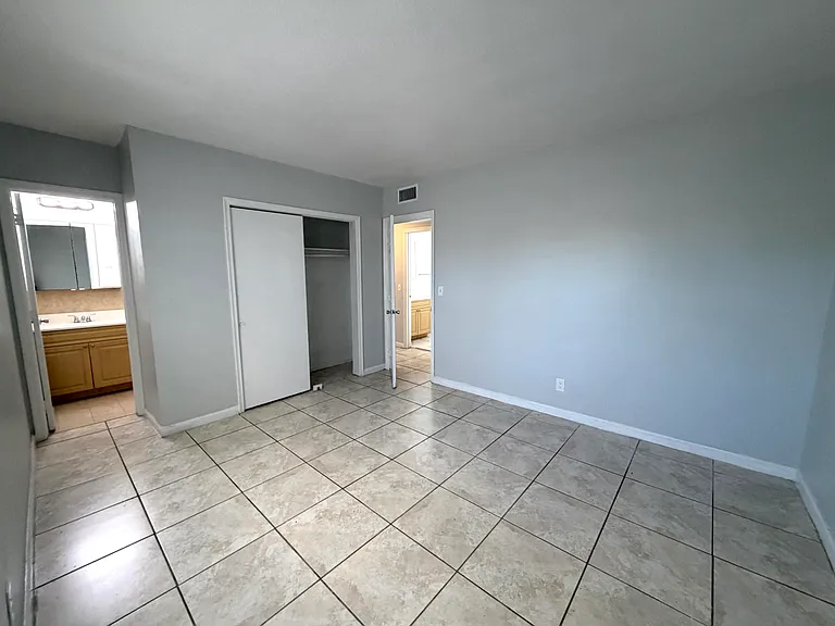 915 NE 8th St #104 — Photo 11