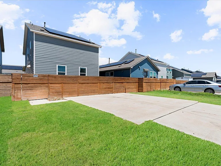 905 Powell St — Photo 37