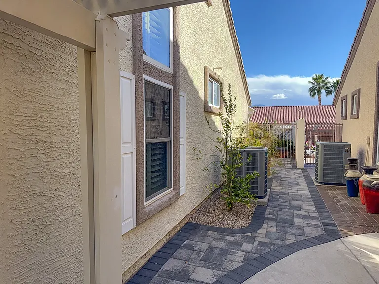 1394 Harbour Dr — Photo 4