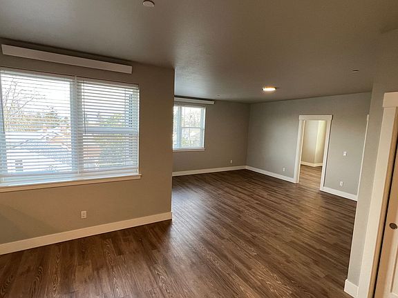 4th image of 1415 N Dekum St #302