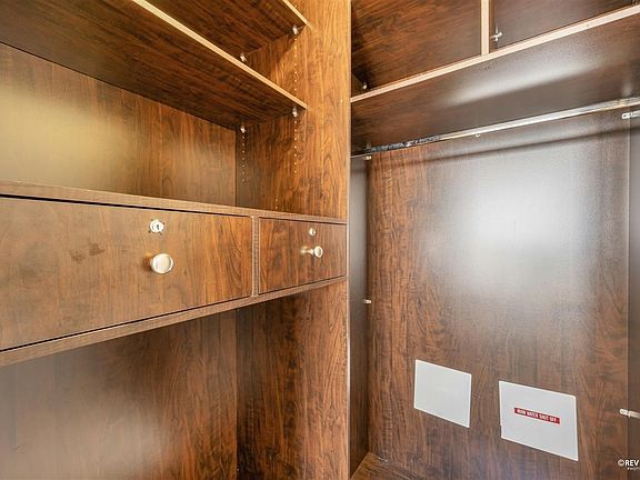 4th image of 5088 Kwantlen St #1601