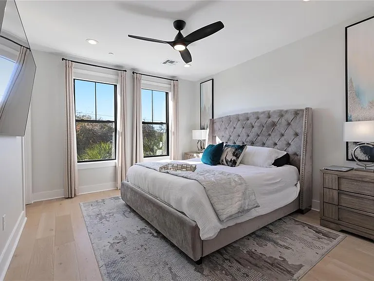 64 N Park Ave — Photo 24