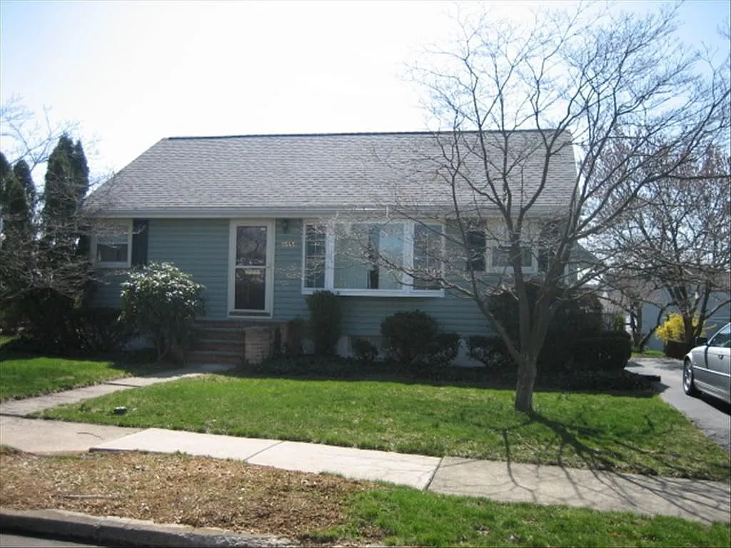 1545 Farm Ln photo 1