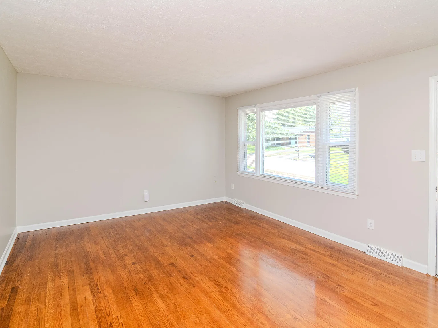 3 bed, 1.5 bath, 1305 sqft, $1,800 — Photo 4