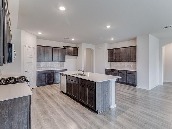 5th image of 903 Feldspar Way
