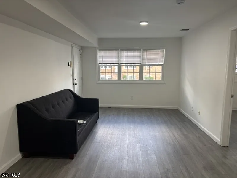 2 bed, 1.0 bath, 896 sqft, $2,000 — Photo 2