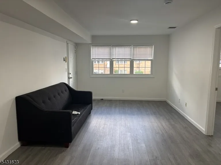 392 College Dr — Photo 2