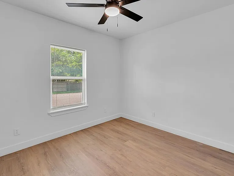 2400 Reuter Ave — Photo 9