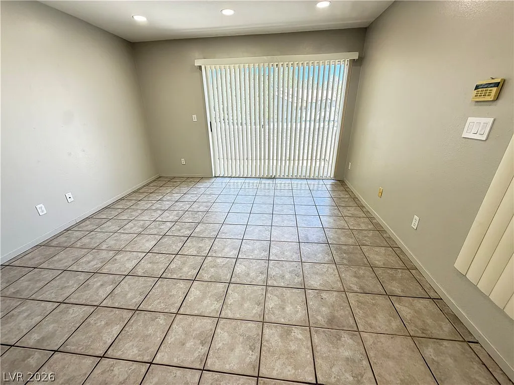 2 bed, 2.0 bath, 987 sqft, $1,200 — Photo 2