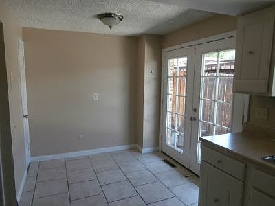 Eat Space in kitchen overlooks patio/garden
