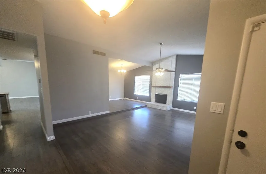 4 bed, 2.0 bath, 1902 sqft, $2,470 — Photo 3