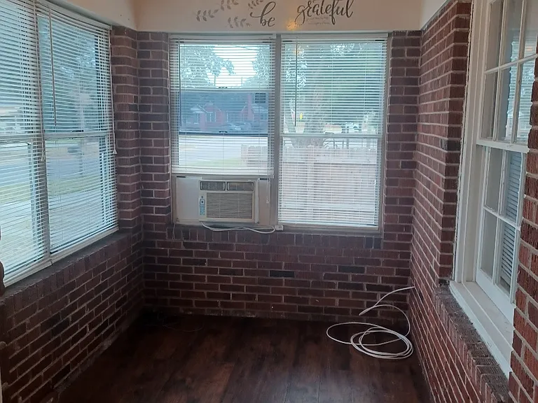 5918 N Pearl St — Photo 2