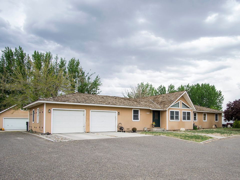 Ranch home with 4 car garage